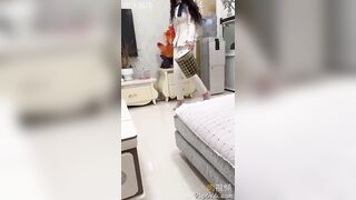 把工裝OL的氣質禦姐拴著狗鏈調教，口塞像母狗一樣，小穴全濕中出內射 china