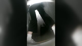 バーの後ろでは、若い女性たちがお尻を突き出して排尿している様子が撮影されていた ipcam 3 (11)