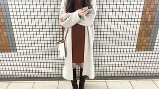 20c だまし撮り 手を膝に前屈み こう 思わず笑う撮影者 voyeur jp