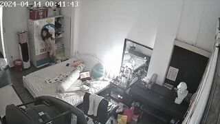 家主は、部屋を共有する2人の女性を撮影するために、賃貸住宅に密かに監視カメラを設置した。彼女たちは日常生活の中で着替えをしたり ipcam