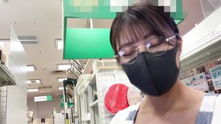 祝10作目 店員さん個撮⑩ 店員さん胸ちらパンチラ 絵具店 塩店員 voyeur jp