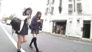 電車痴漢動画 2人組のメチャ可愛いパイパンj〇ちゃんを同時に大量潮吹きさせた 2 voyeur jp